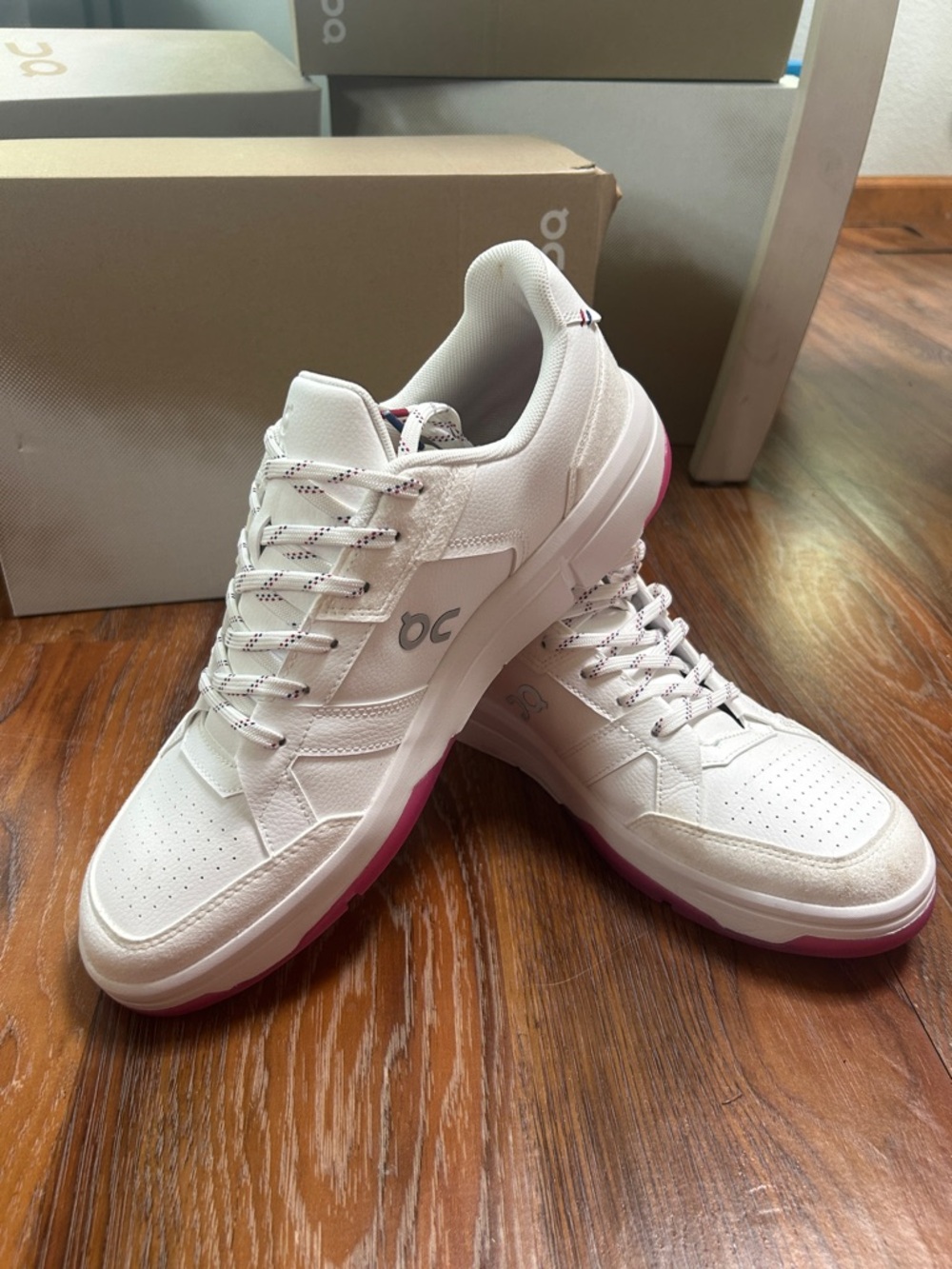 On Running Men’s THE ROGER Clubhouse White Sneakers with Pink Outsole Accent EUC